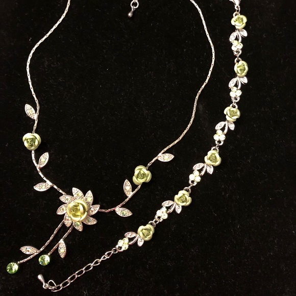 Silver w/green roses set of Bracelet & Necklace - Picture 2 of 8